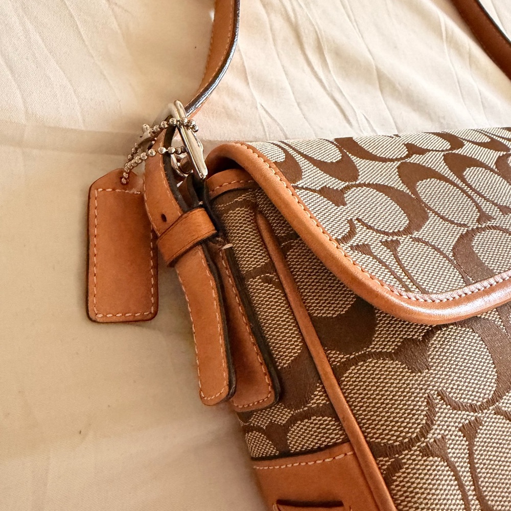 Coach Signature East West Shoulder Bag 🌼✨ - Picture 5 of 7